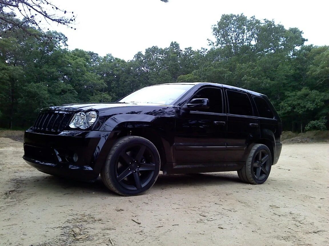 Джип в сугробе. Jeep grand cherokee черный тонированный. Черный джип. Джип черный большой. По садовому шуршит черный джип.