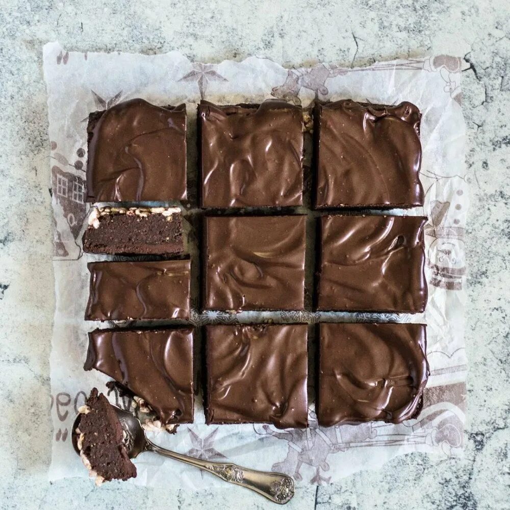 Брауни из гречки. Брауни с какао. пирог брауни шоколадный с какао. брауни из зеленой гречки. шоколад с зеленой гречкой.
