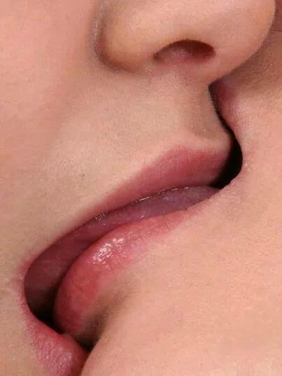 Головку поцелую. Поцелуй в губы. Поцелуй в губы взасос. Красивый поцелуй в губы. Французский поцелуй в засос.