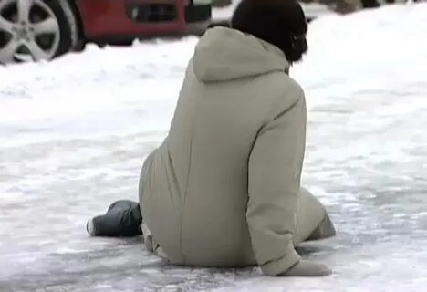 Женщина упала на улице