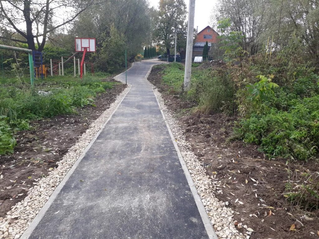Тротуар в деревне. Тротуар в поселке. тротуар вдоль дороги. тротуар снт. ремонт тротуаров.