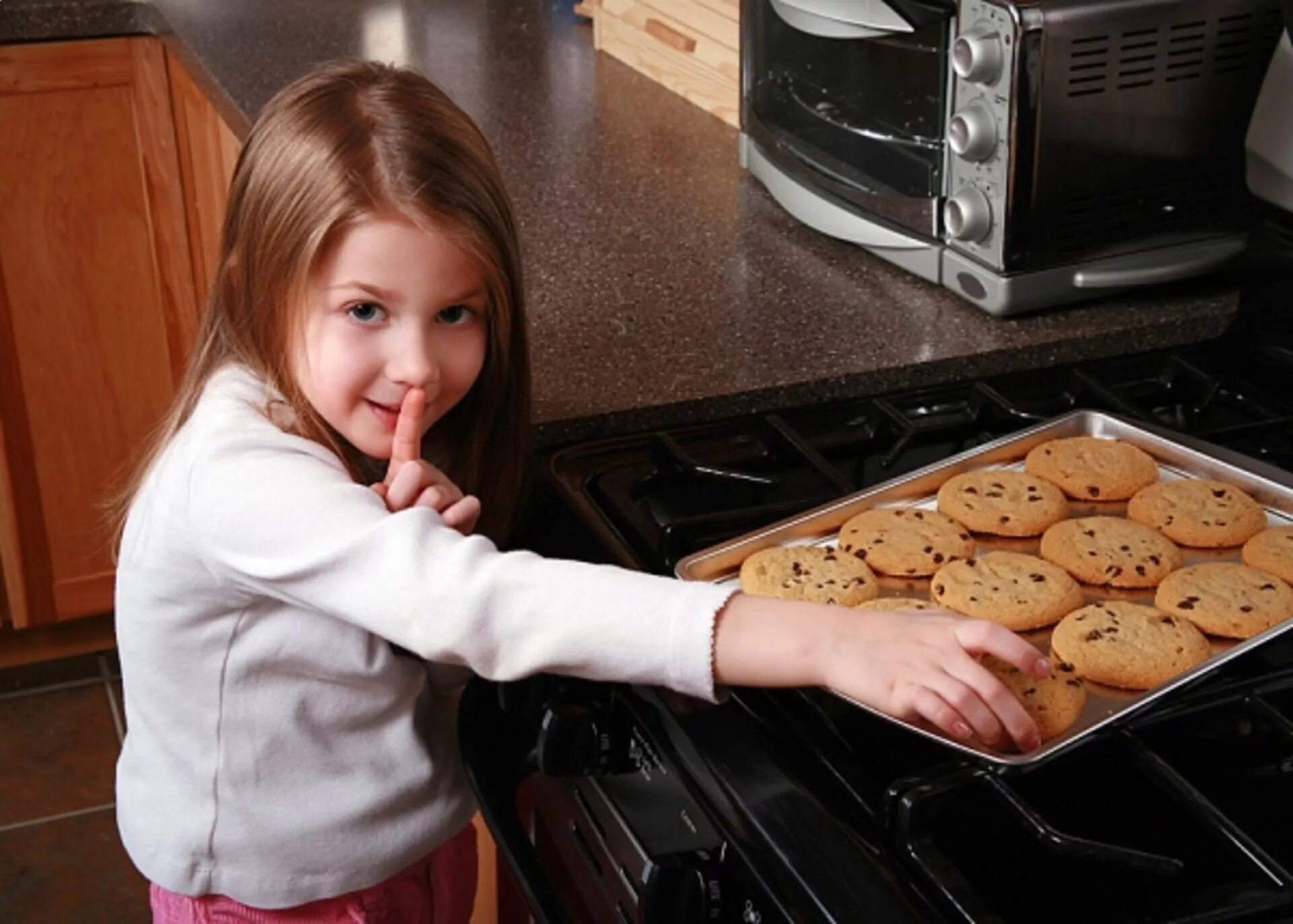 Дочь без спроса. Печенье для детей. Ребенок ворует картинка. Ребенок ворует печенье. Ребенок ест печенье.