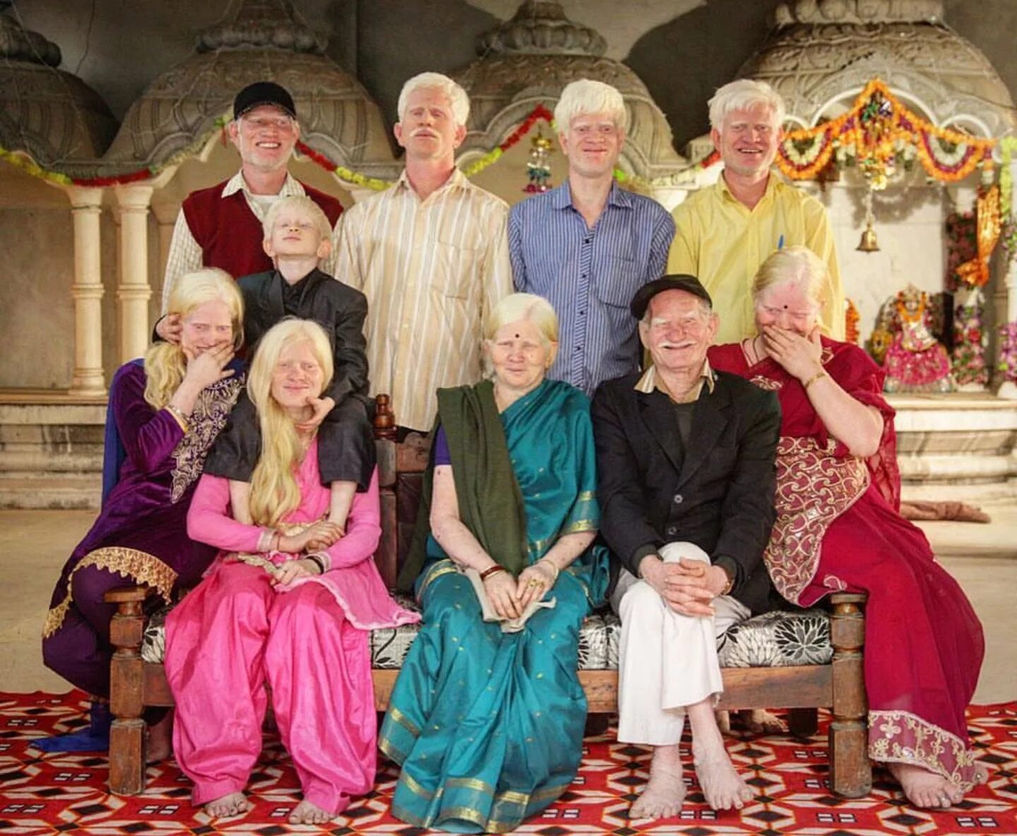 Самое большое поколение. Семья Пуллан. Индийская семья альбиносов. Большая семья альбиносов из Индии. Розитурай Пуллан.
