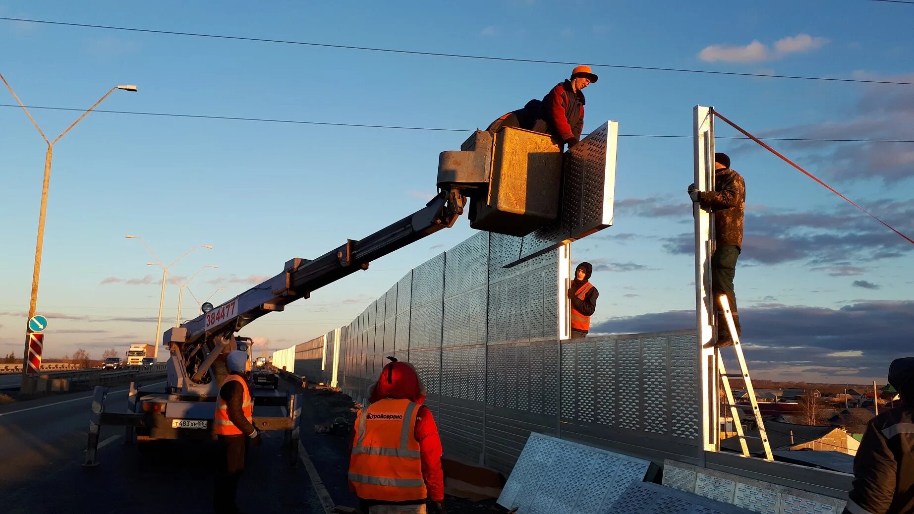 шумозащитные экраны на стройке. шумозащитный экран на мосту. шумозащитные экраны вдоль дорог москвы. Soundblock шумозащитные экраны. шумозащитные экраны на стройке.