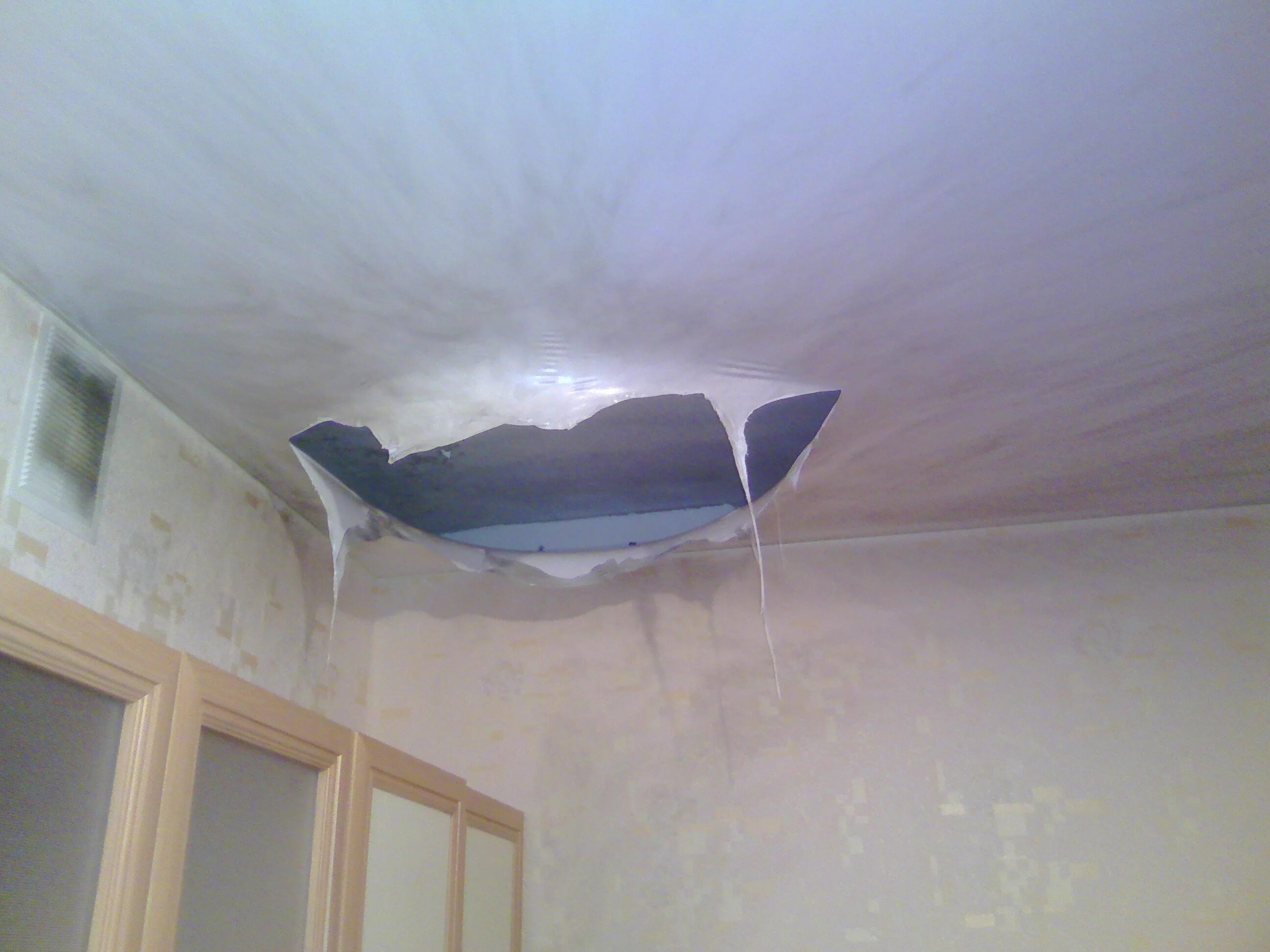 Можно ли в ванной делать натяжные потолки. Натяжной потолок после затопления. Затопление натяжного потолка. Натяжной потолок потоп. Затопило натяжной потолок.