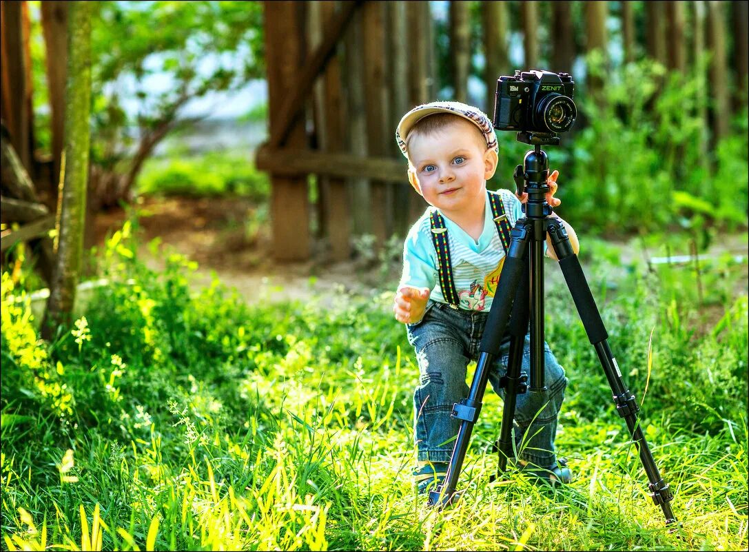 Фотограф дети. Ребенок фотограф. Дети фотографируют природу. Ребенок с фотоаппаратом на природе. Фотограф на празднике.