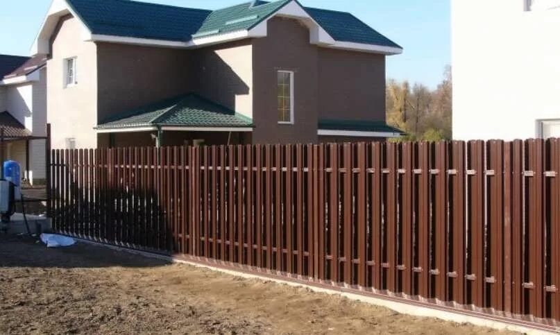 Евроштакетник установка под ключ. Забор из евроштакетника 1.20. забор из евроштакетника 3м. забор из евроштакетника 1.8. забор из евроштакетника и ворота из профнастила.
