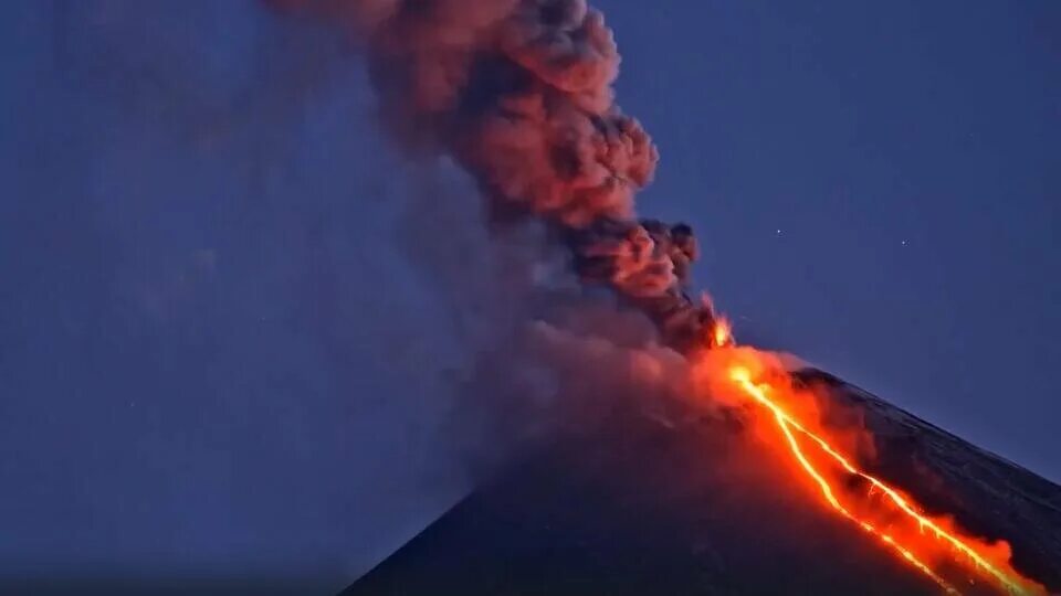 Опасен ли вулкан. Взрыв вулкана. Вулкан взорвался. Извержение вулкана на Камчатке 2022. Глобальные катаклизмы.