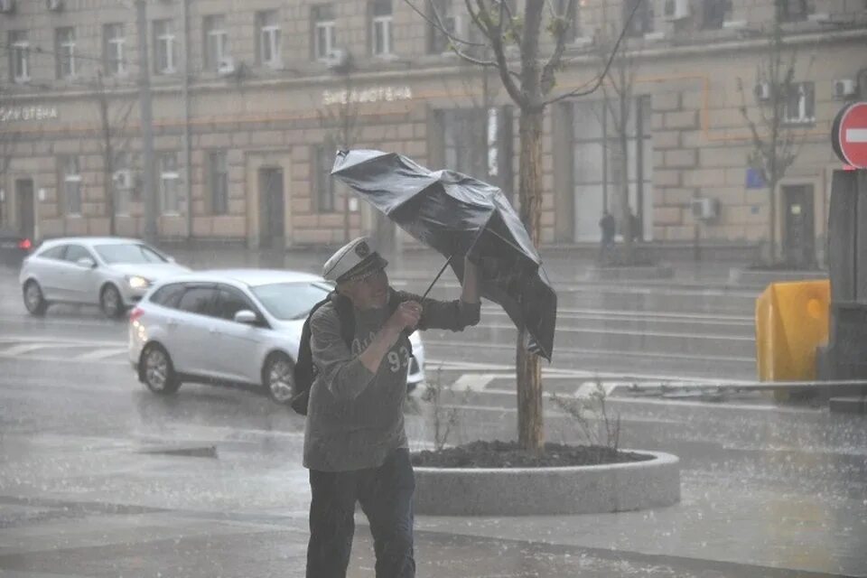 Погода в хабаровске в мае 2024 года. Ливень. Дождь в городе. Штормовое предупреждение сильный ветер дождь. Ливень летом в городе.