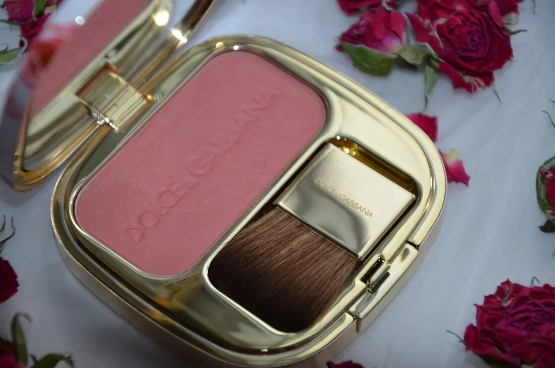 Dolce blush. Румяна Dolce Gabbana 400 Peach. Dolce Gabbana румяна 130. Румяна Дольче Габбана 130 Mocha. Румяна Дольче Габбана Mocha.