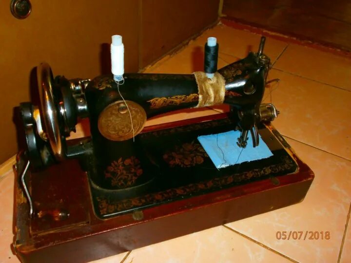 Швейная машинка в деревянном корпусе. Швейная машинка в деревянном корпусе. Швейная машинка в деревянном корпусе. Швейная машинка в деревянном корпусе. Швейная машинка ссср в деревянном корпусе.