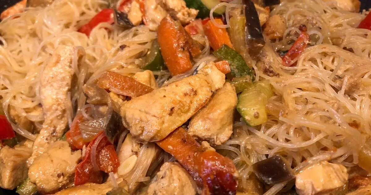 фунчоза с курицей. фунчоза с морковью по-корейски. фунчоза с овощами и курицей по-корейски. фунчеза с куринойгрудкой. фунчоза с куриной грудкой.