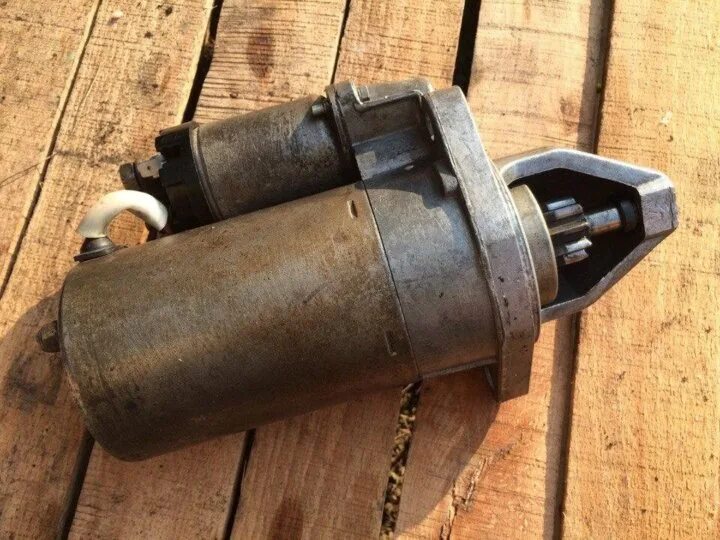 Стартер ваз 2110 2 болта 9 зубьев. Стартер 2110 кзатэ 5702. Ваз 2111 стартер редукторный. Стартер 2110 2 болта. Стартер ваз 2112 2 болта.