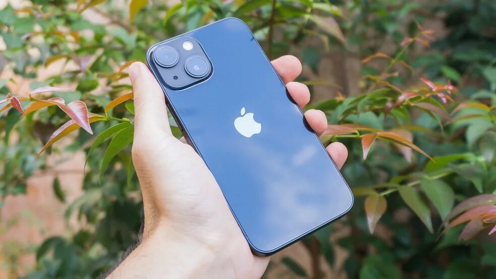 Mini 13. Iphone 13 mini в руке. айфон 13 цвета. apple iphone 13 mini в реальности. айфон 13 мини днс.