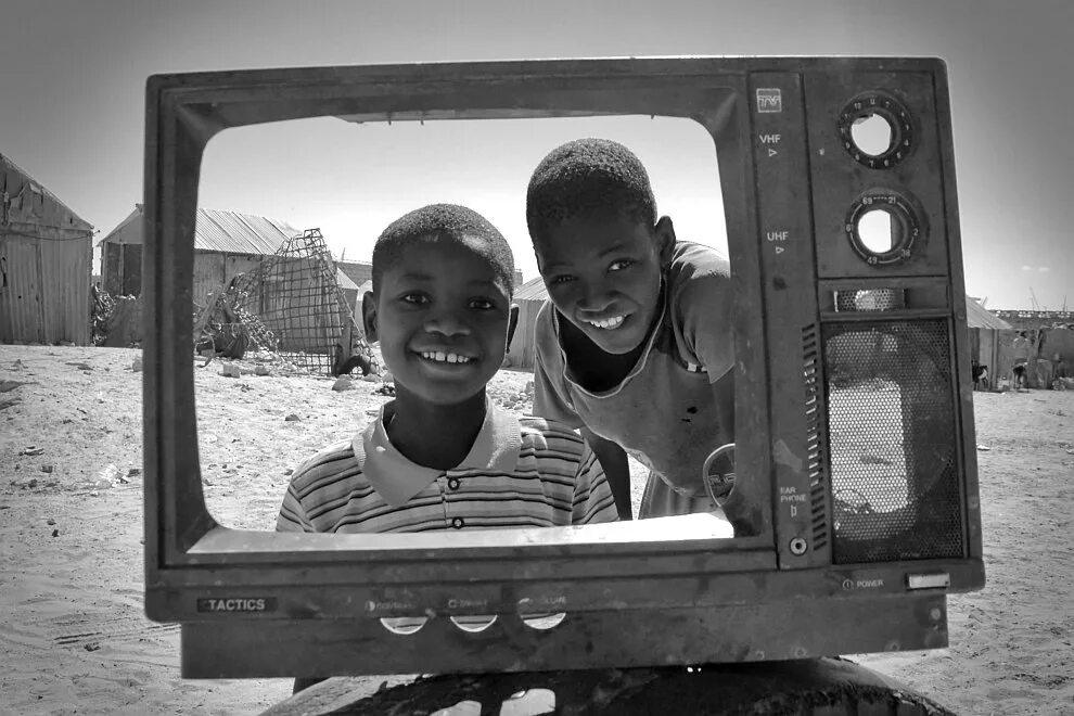 Включи телевизор клипы. Смешной телевизор. Телевизор в Африке. Африканец с телевизором. Старый телевизор смешной.