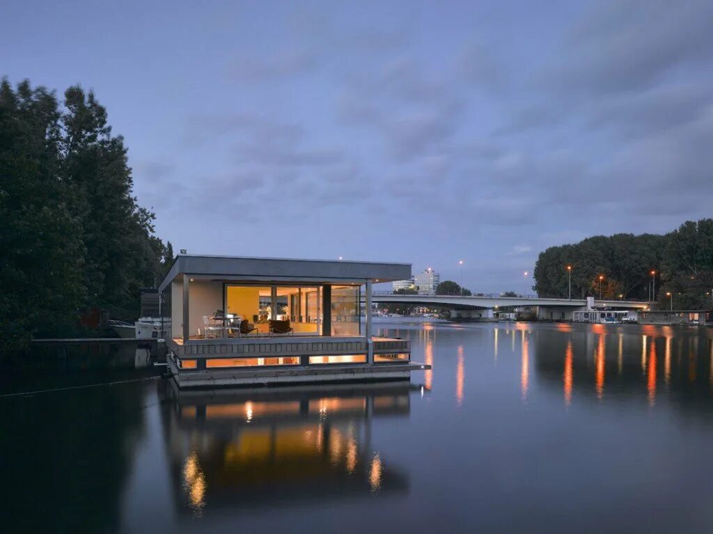 Дома на воде новосибирск. Хаусбот в Амстердаме. Плавучий дом Dymitr Malcew. Boathouse Химки. Ботхаус Boathouse Карелия.