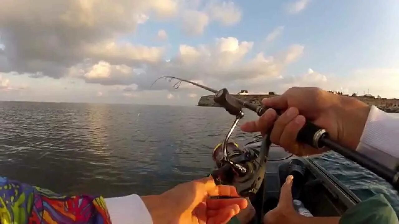 Ловля спиннингом черное море. Рыбалка на черном море. Рыбалка с каяка в Крыму. Рыбалка на черном море с кояка. Рыбалка на чёрном море с берега спиннингом.