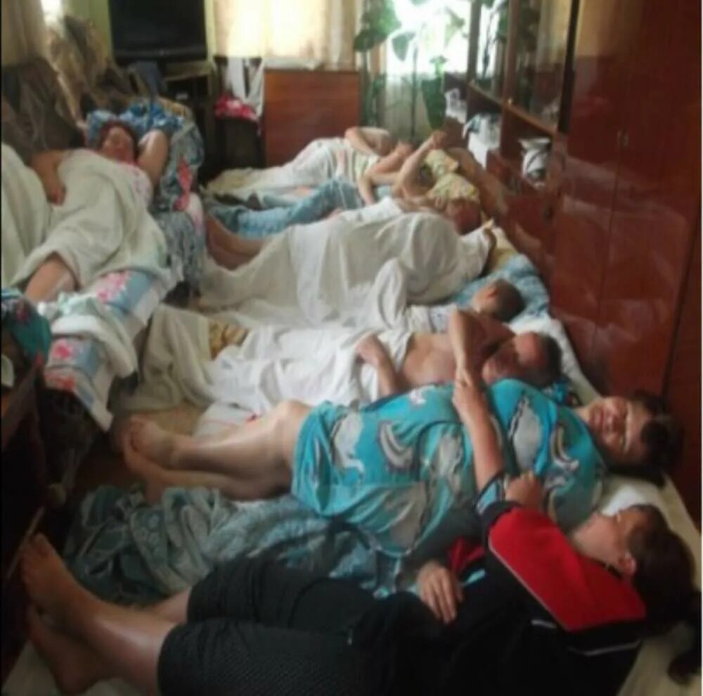 Картинка родственники приехали. Друзья пришли в гости. Пришел к другу. Приезжай. Застолье с родственниками.