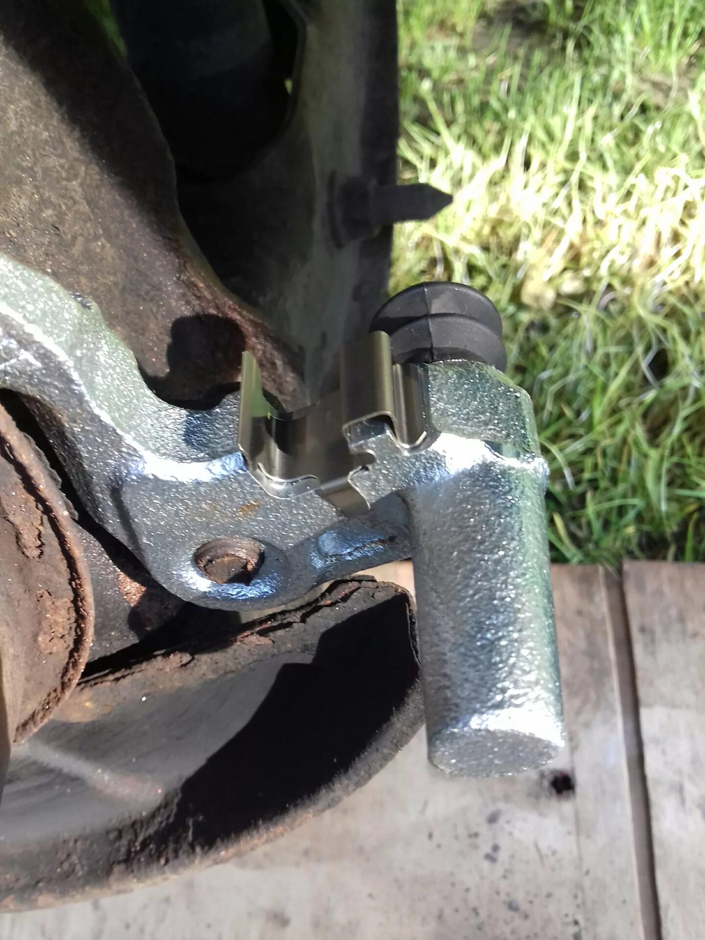 Направляющие пластины суппорта. Скобы суппортов ниссан ноут 2007. Скоба тормозная ауди а4 б5. Jeep. Шевроле круз 2012 года замена суппортов.