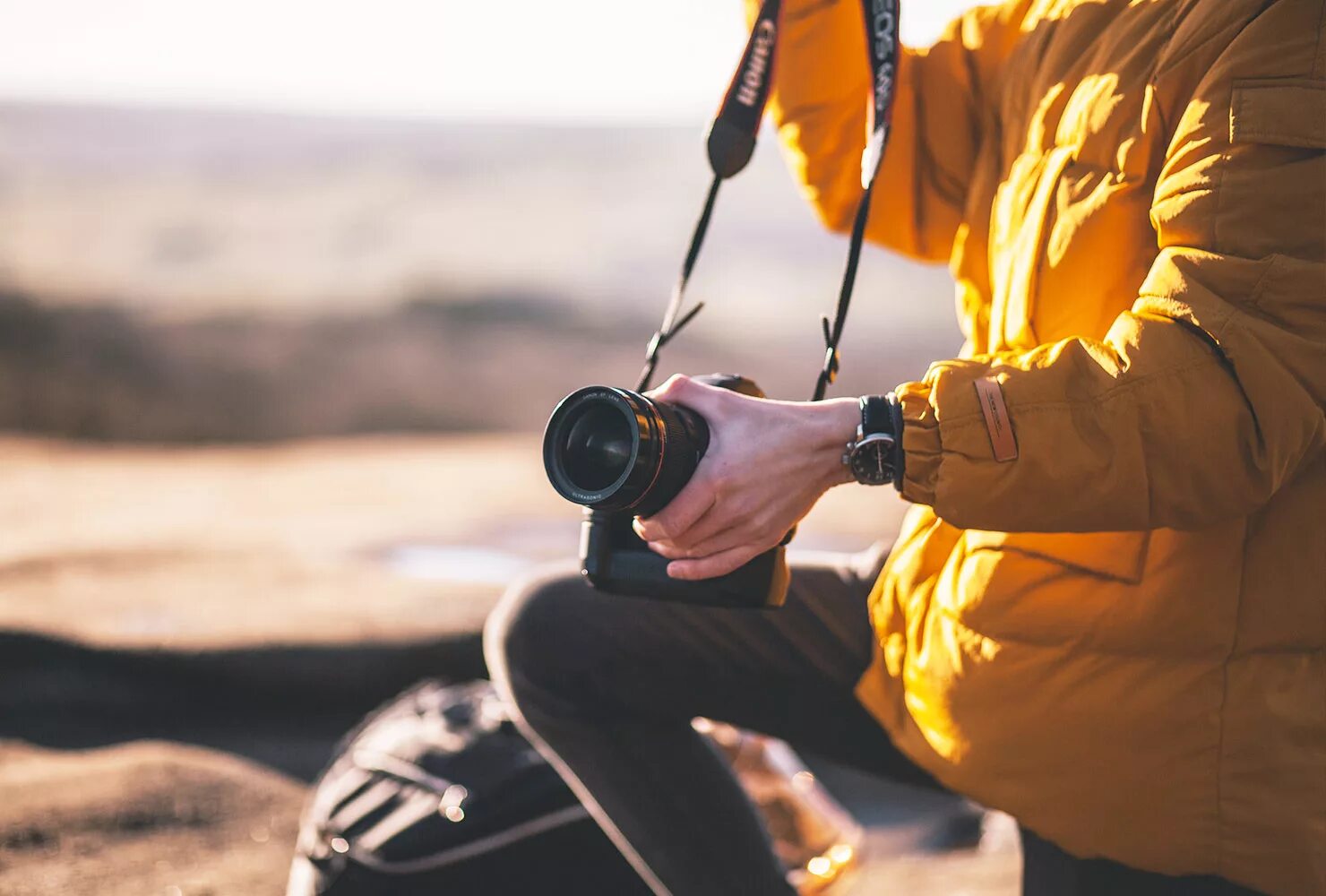 Traveling 21. Фотограф в горах. Профессиональный путешественник. Фотограф путешественник. Горе фотограф.