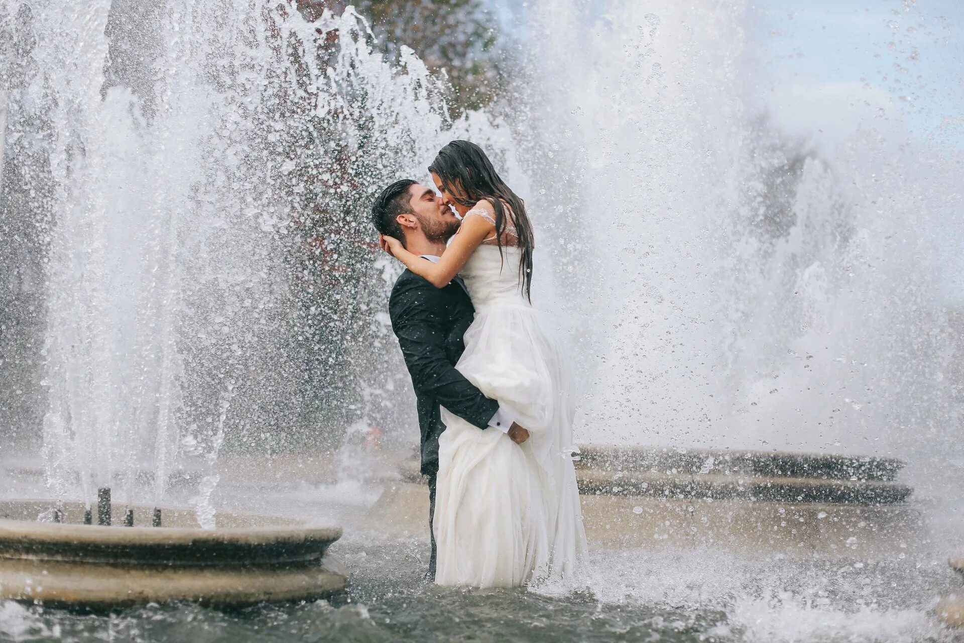 Романтика в воздухе. Невеста в фонтане. Свадебная фотосессия у фонтана. Поцелуй у фонтана. Фонтан влюбленные.