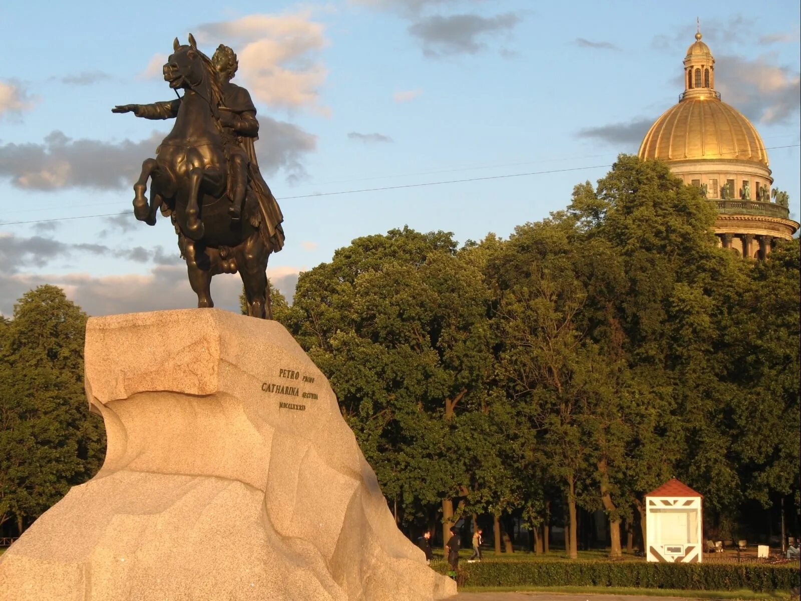 Памятник медному всаднику питер. Памятник Петру 1 в Санкт-Петербурге. Памятник Петру 1 в Санкт-Петербурге медный всадник. Статуя Петра 1 в Санкт-Петербурге. Медный всадник памятник Петру 1.