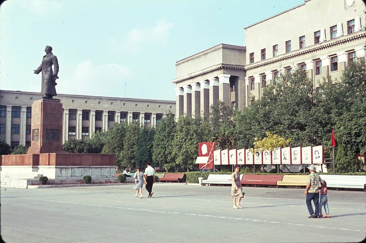 Советский орджоникидзе. Владикавказ Орджоникидзе в 1990. Г Орджоникидзе Северная Осетия. Памятник Орджоникидзе во Владикавказе. Орджоникидзе город в СССР Осетия.