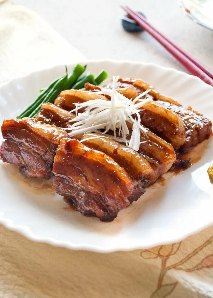 Грудинка в медовом соусе. Kakuni pork. грудинка свиная. свинина грудинка. японские блюда из свинины.