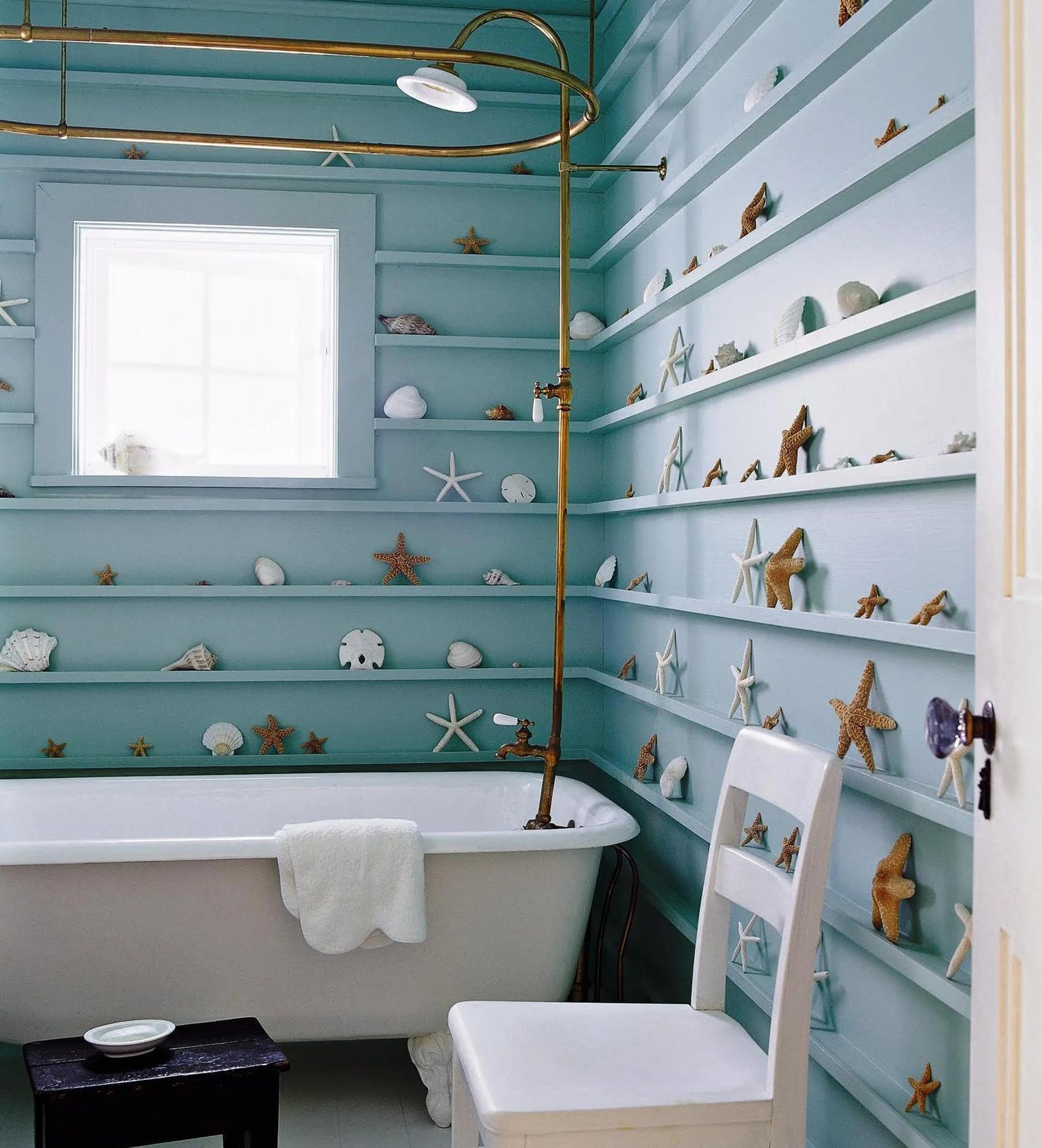 Декоративные ванная своими руками. Декор ванной комнаты. Декорирование ванной комнаты. Декор для ванной комнаты на стену. Ванна в морском стиле.