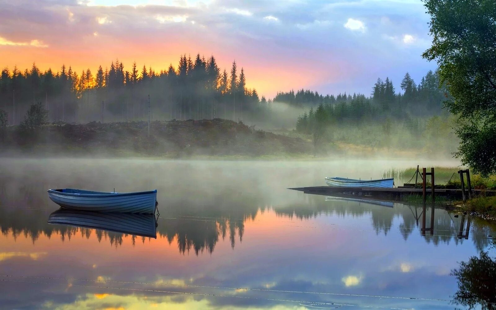 Пейзаж с отражением в воде. Пейзаж с лодкой. Лодка на озере.