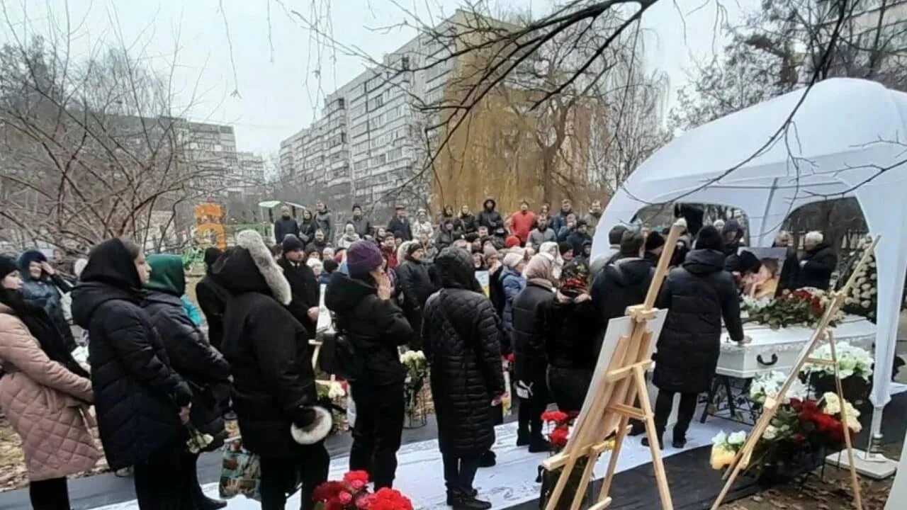 Родители погибших детей в казани 11 мая. Умерли 12 мая. Могилы погибших в казани. Казань 175 школа трагедия. Казань стрельба в 175 школе погибшие дети.
