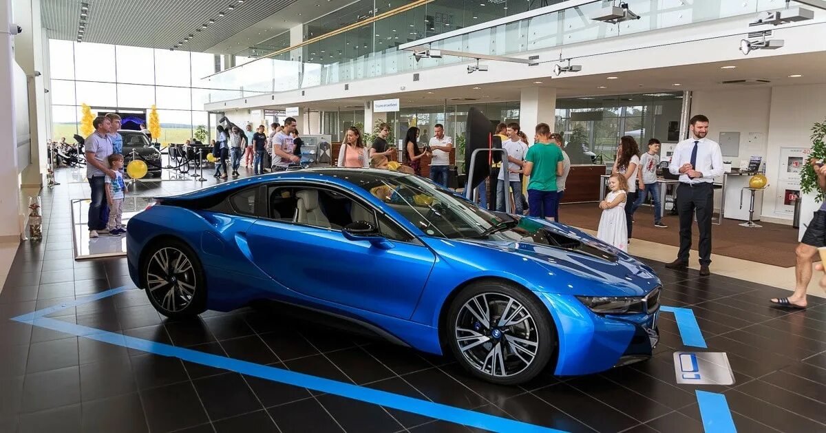 Куплю новый автомобиль в минске. Автосалон BMW. Магазин машин. BMW Минск. БМВ В салоне в Минске.