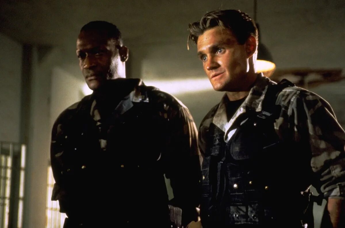 Скала 1999. Генерал хаммел скала. Скала 1999. Скала фильм 1996. Дуэйн скала джонсон хоббс.