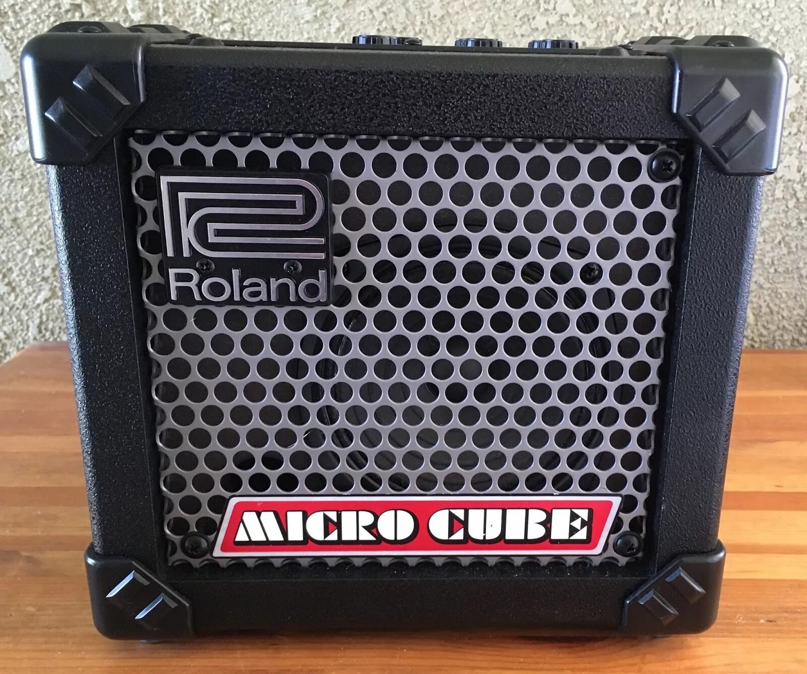 Micro cube. Roland Micro Cube n225. Комбоусилитель Roland Micro Cube n225. Roland Micro Cube GX. Роланд мини куб комбик.