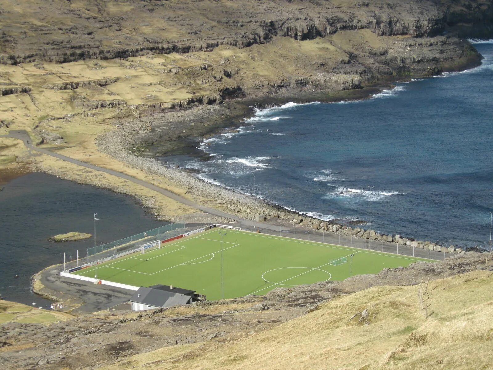 Стадион на Фарерских островах. Фарерские острова футбольный стадион. Eidi Stadium, Фарерские острова.. Стадион в Исландии.