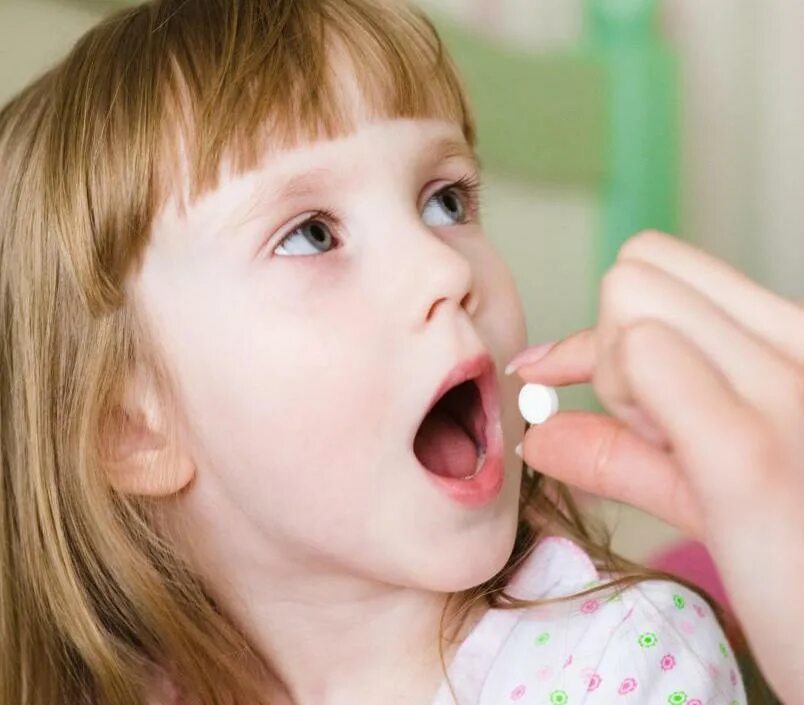 Ребенок облизывает. Девочка облизывается. Детский ротик. Мороженое на язык девочек. Сосание девочки ребенка.