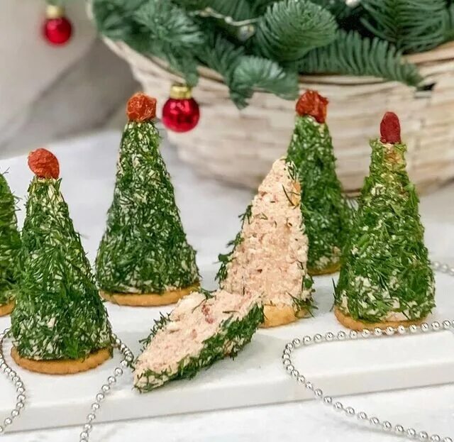 Елка из колбасы и сыра. Новогодние закуски. Елочка из сыра. Сырные елочки на новый год готовим. Елочка из сыра на новогодний.