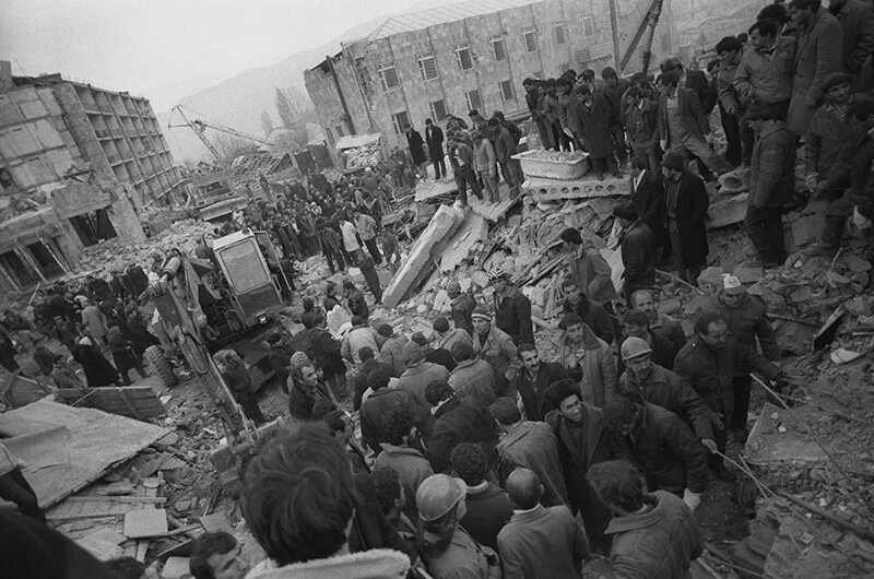 Сколько было землетрясение в спитаке. Армения спитак землетрясение 1988 город. землетрясение в армении в 1988. землетрясение 7 декабря 1988 армения ленинакан. спитак и ленинакан землетрясение.