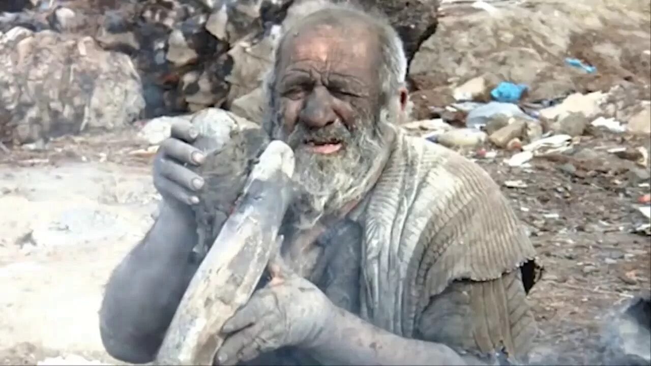 Не мылся всю жизнь. Самый грязный человек в мире аму хаджи. аму хаджи, который не мылся 60 лет. аму хаджи человек который не мылся.
