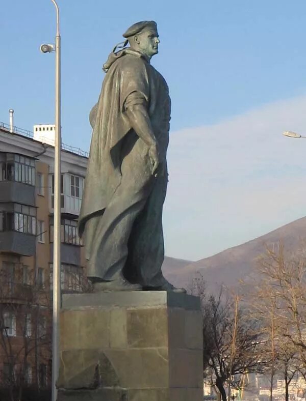 Памятник матросу в новороссийске. Памятник матросам новороссийск. Новороссийск памятник морякам революции в новороссийске. Памятник морякам революции в новороссийске. Памятник матросу в новороссийске.