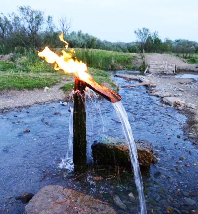 Вода горит. Янар булаг в Азербайджане. Вода которая горит в Азербайджане. Горение воды. Водяной источник.