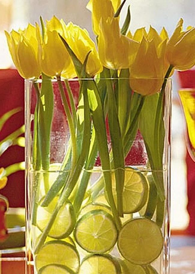 Сколько воды наливать тюльпанам в вазе. Декор жёлтыми тюльпанами. Композиции в вазах с лимонами и цветами. Тюльпаны в стеклянной вазе. Композиция из тюльпанов на стол.
