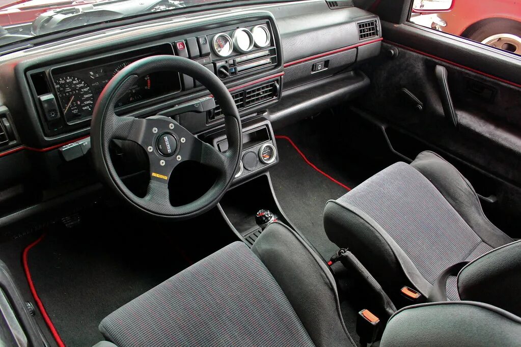 Мягкая торпеда. VW Golf 2 Interior. VW Golf GTI mk2 Interior. VW Golf mk2 салон. Volkswagen Golf mk2 GTI салон.