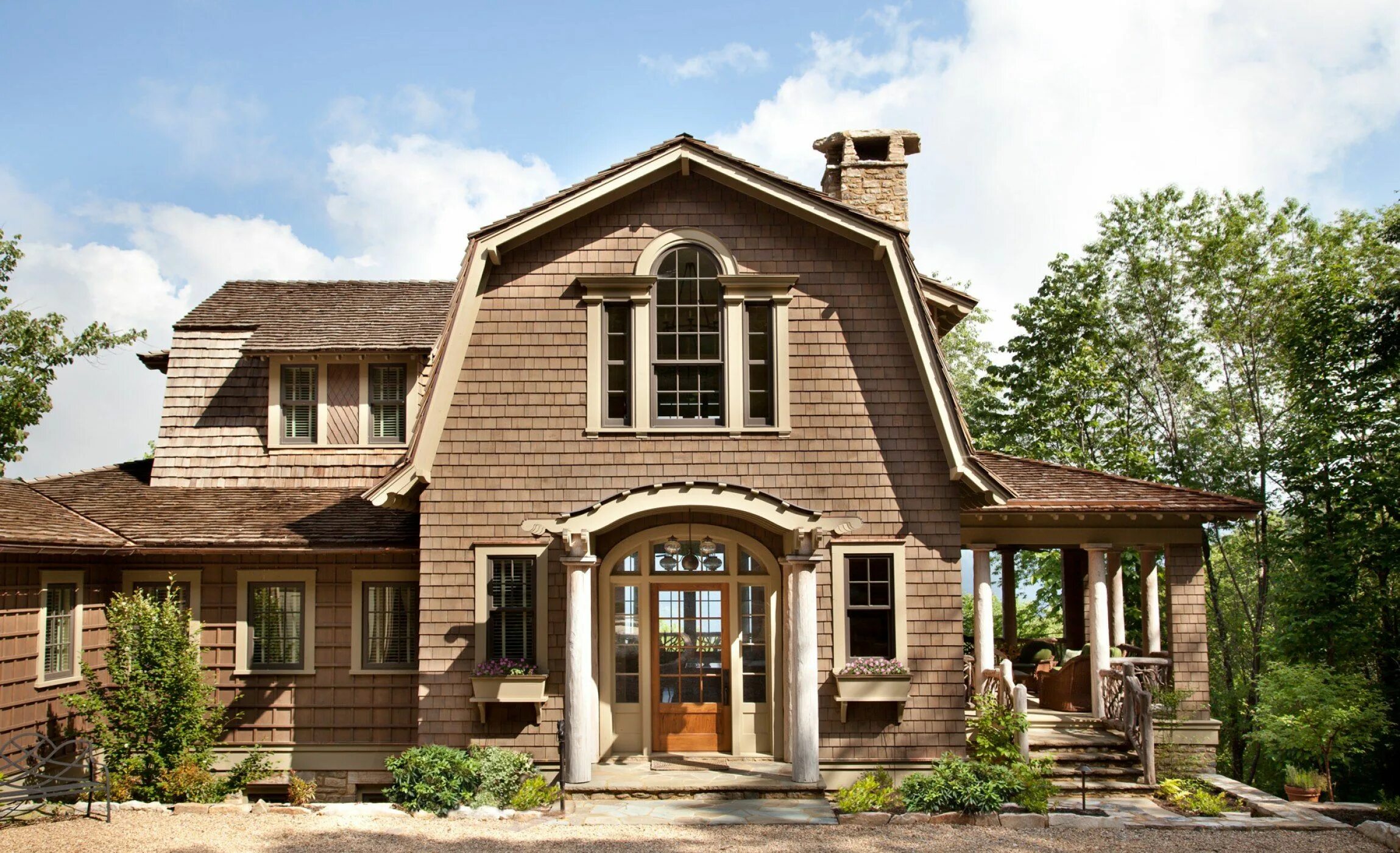 Коричневый дом. Дом коричневого цвета. Шингл архитектурный стиль. Дом бежевый с коричневым.