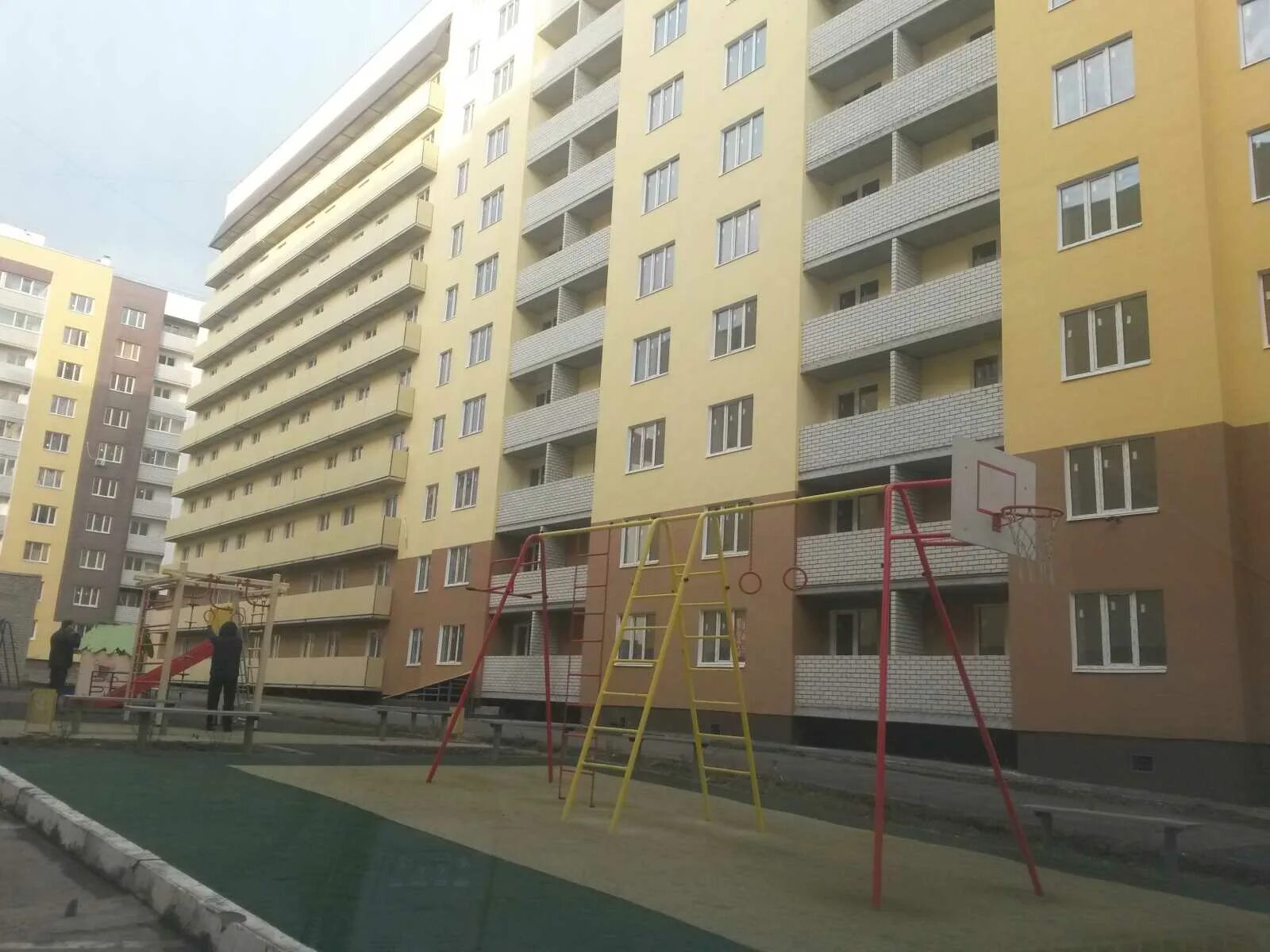 приемка квартиры в новостройке. приемка квартиры от застройщика. застройщик не сдает дом что делать. строящийся многоэтажный дом. прием квартиры без отделки.