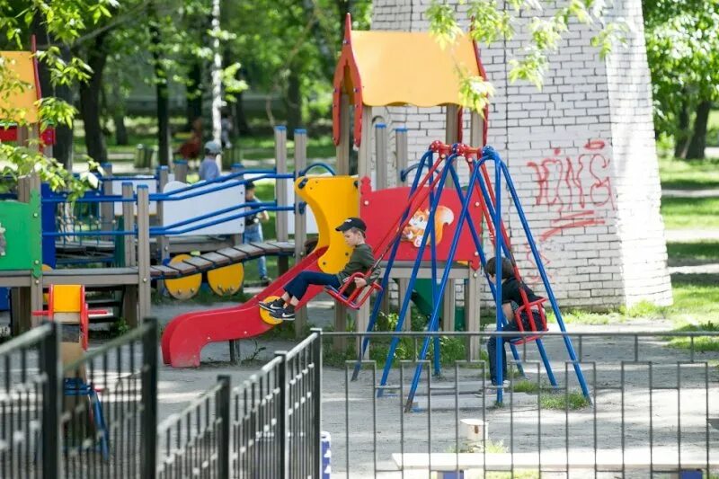 Нашли опасную детскую площадку