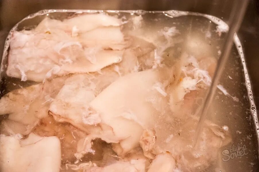 Как почистить кальмаров замороженных от пленки быстро. Очистка кальмара от пленки. Очистить кальмара правильно замороженного. Варка кальмара в кожице.