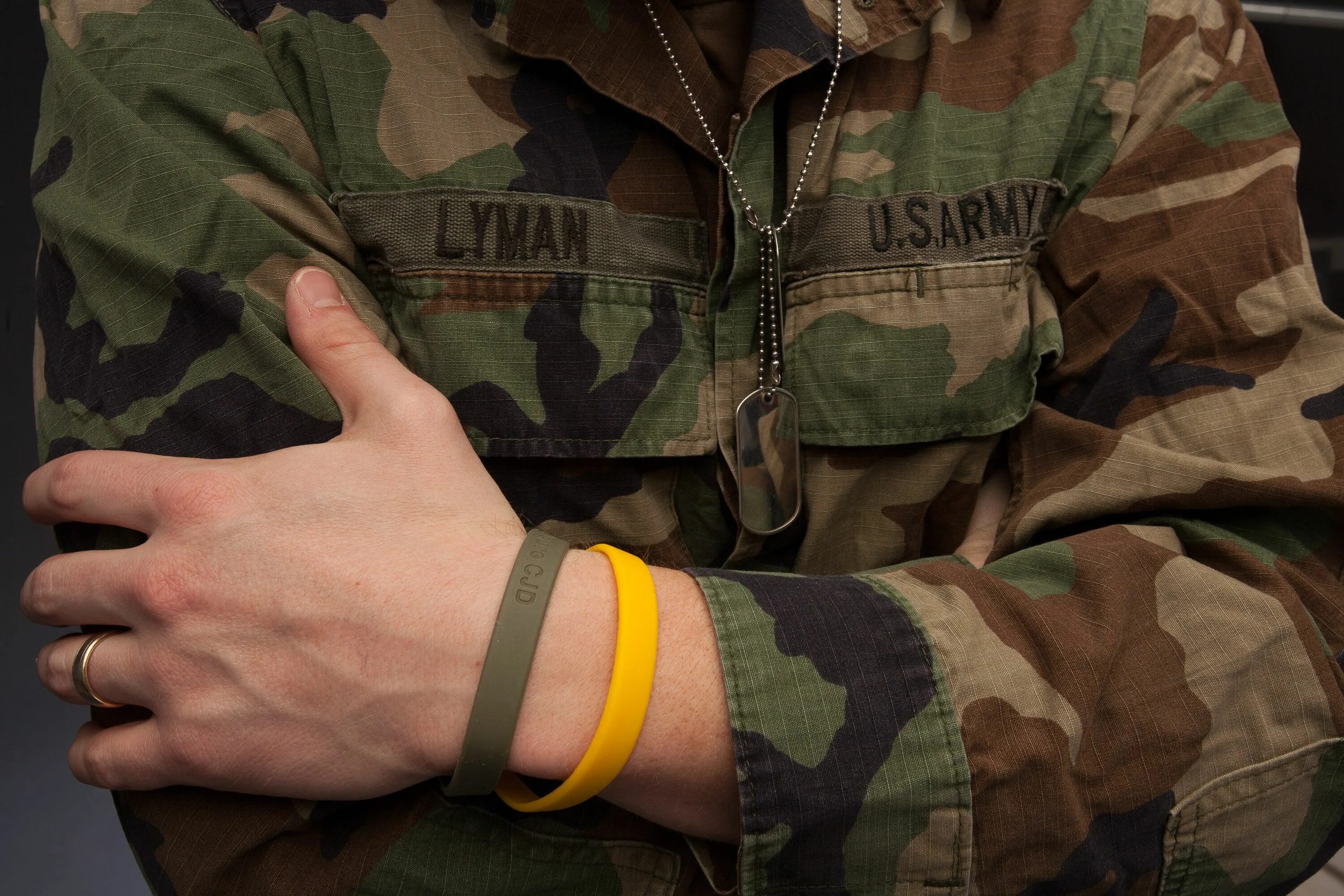 Военный браслет. Военный браслет на руку. Солдатский браслет. Военные браслеты на руку мужские. Армейский браслет