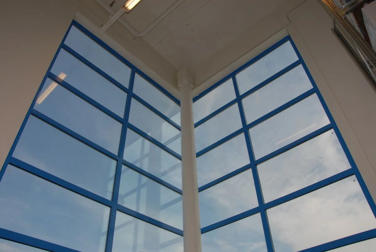 Пожарные окна в здании. Противопожарные окна е60. противопожарное окно ei60. противопожарные алюминиевые окна. противопожарные витражи алюминиевые.