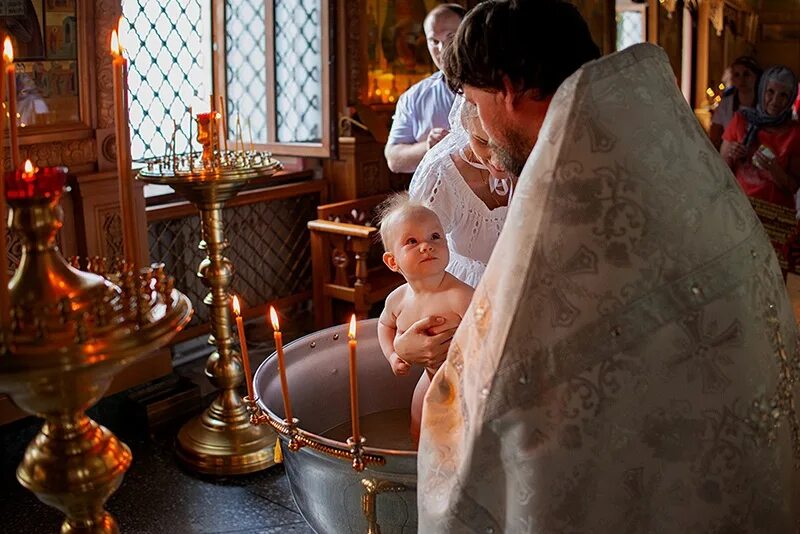Таинство крещения полины. Крещение ребенка. Крещение девочки в церкви. Крещение ребенка. Выбрали крестным отцом.